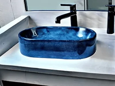 Lavabo oval azul con acabado brillante