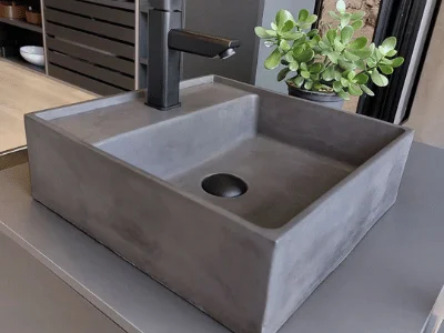 Lavabo cuadrado de concreto gris con acabado liso